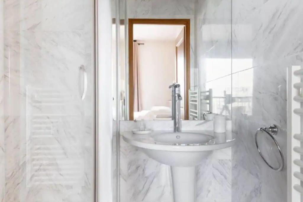 Avenue Montaigne Luxury Apartment 2Br 4P ปารีส ภายนอก รูปภาพ